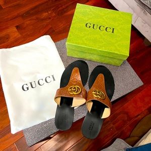 Gucci women's signature sandals - size 10- brown with gold hardware , EUC
